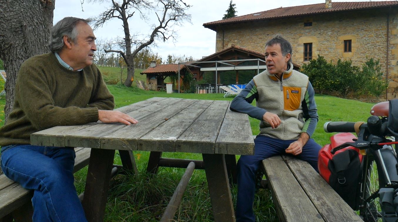 Eneko Redondo Ikazuriaga, en bicicleta libre hacia el horizonte.