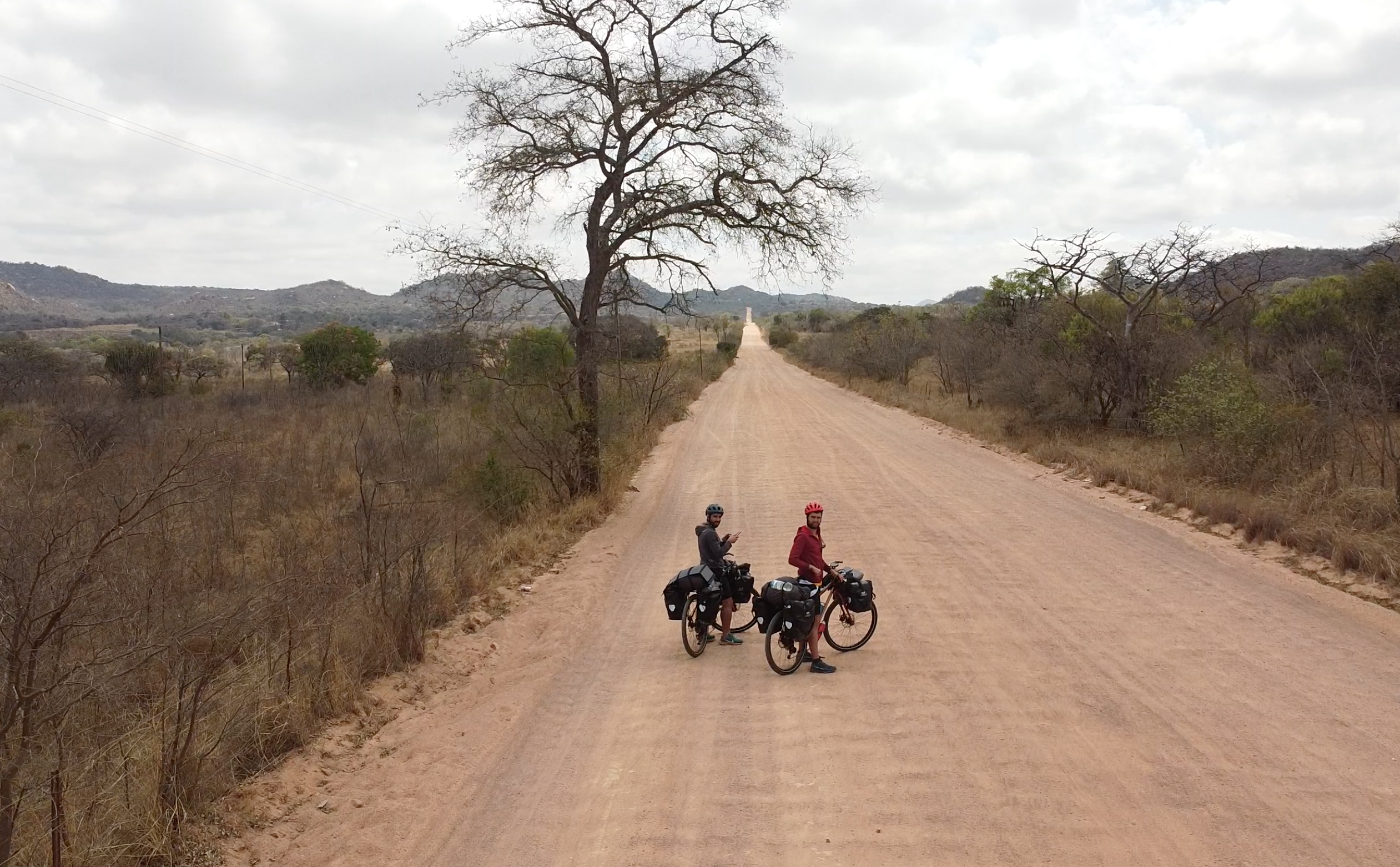 Jon Rodríguez y Pello Alberdi. Bicicletas en la niebla. África y Europa a pedales.