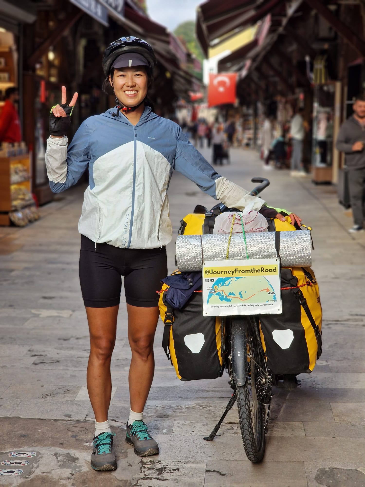 Sara Qiu, en bicicleta de Zaragoza a China.  