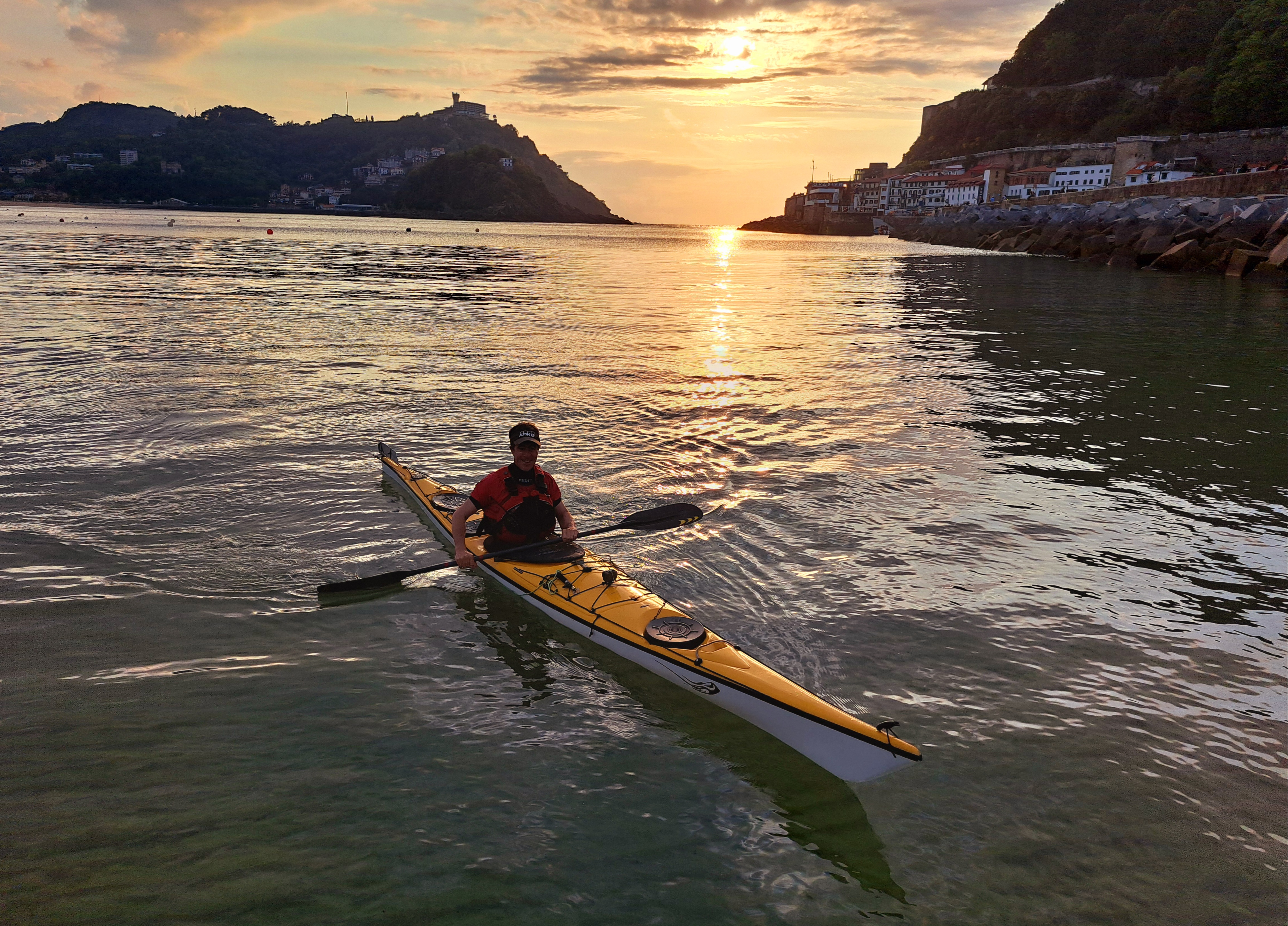 Iker Sansinenea en kayak por la costa de Noruega.