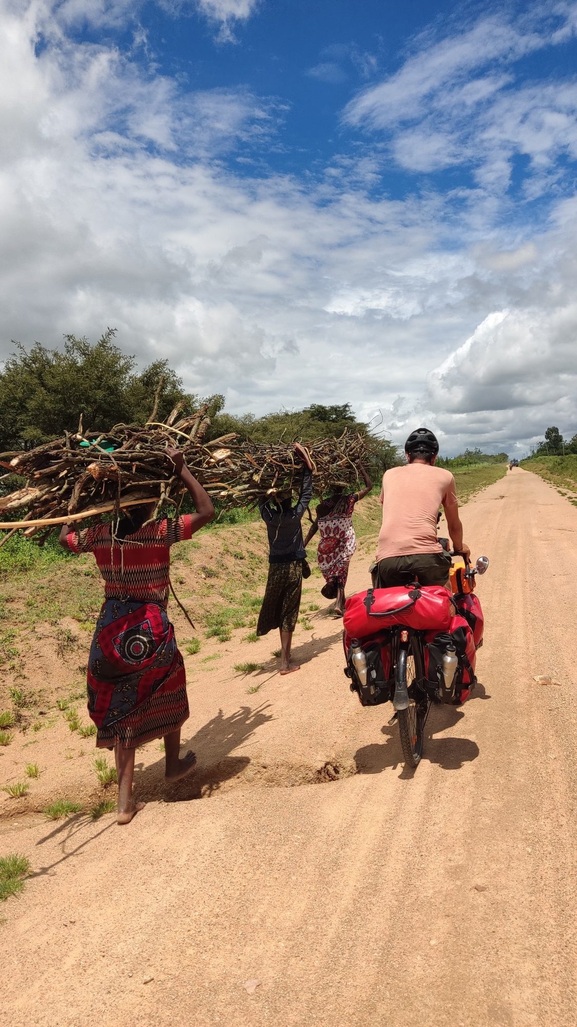 Ana Domínguez y Abel Moles. Dos años en bicicleta por África. Primera entrevista: Adis Abeba-Zanzibar.