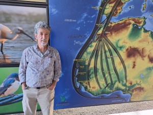 Aitor Galarza, biólogo, en plena investigación de campo